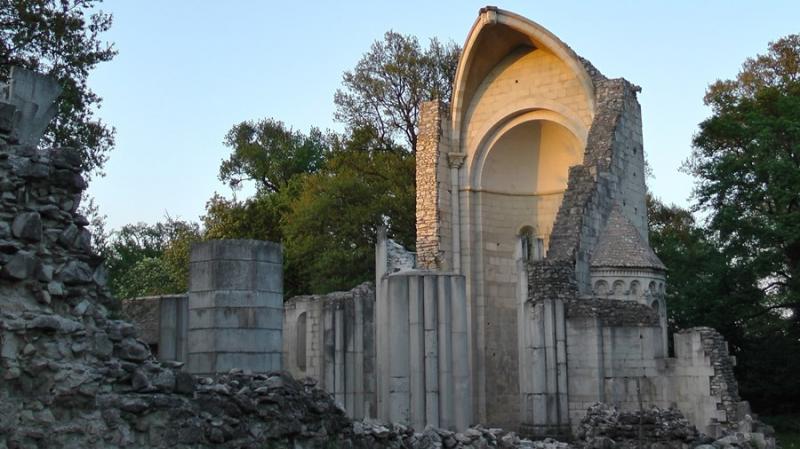 Vértesszentkereszti  bencés kolostor romok